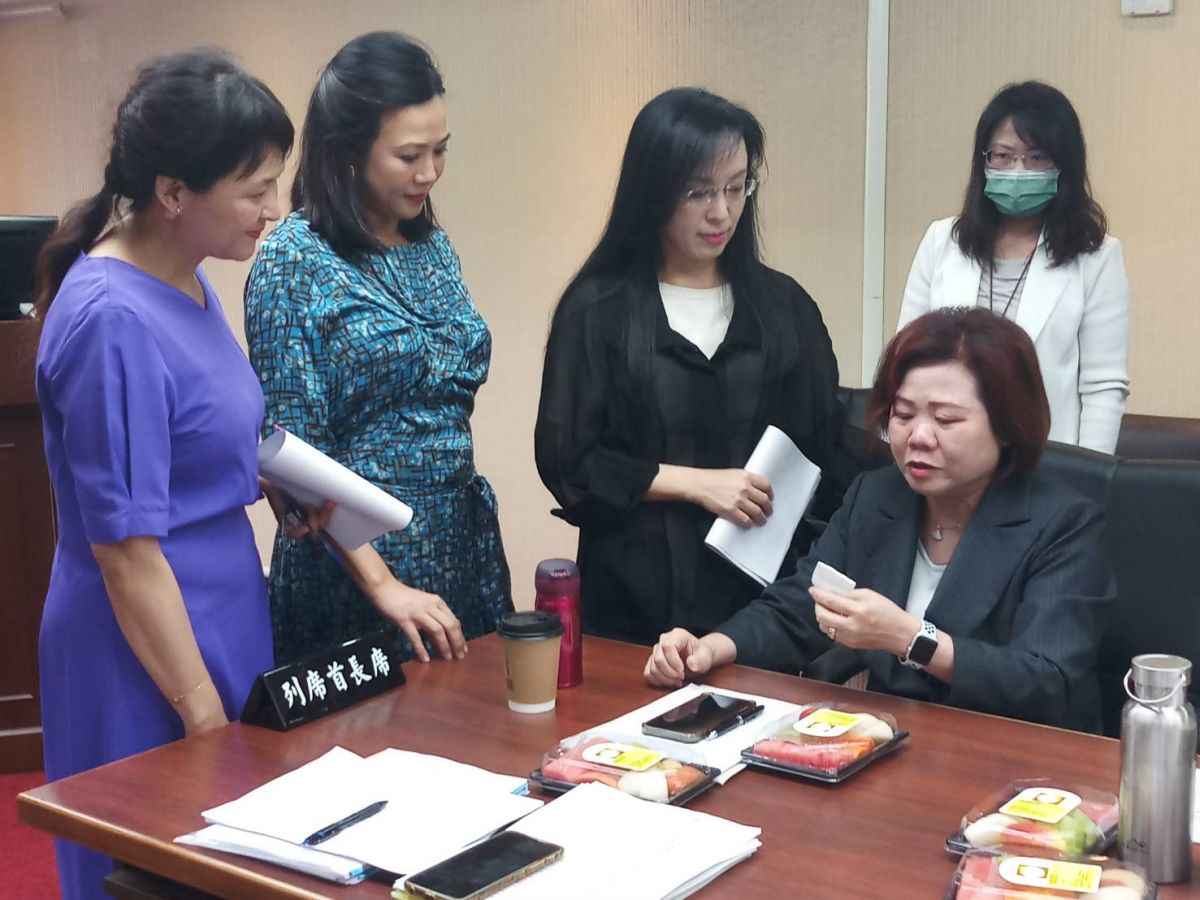 ▲勞動部長許銘春今（12）日在立法院遭批評拍高雄市長陳其邁馬屁，一度退席、落淚，並表示「我不幹，可以吧」。（圖／勞動部提供）