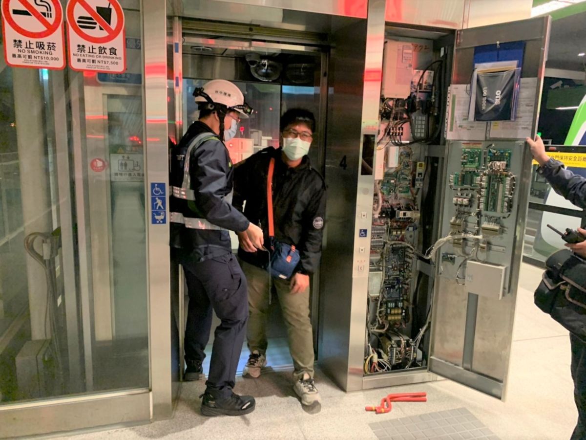 ▲中捷模擬旅客受困電梯，順利將旅客救援出來(圖／中捷提供2023.4.12)