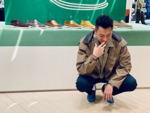 林依晨斷髮首亮相!澄清產後復出「不是演小三」 讚老公10年慧眼 ▲喜愛戶外活動的瘦子,稱讚腳上的莫卡辛鞋相當舒服,身上也是自己平時很愛的大地色系。(圖/記者蕭涵云攝)