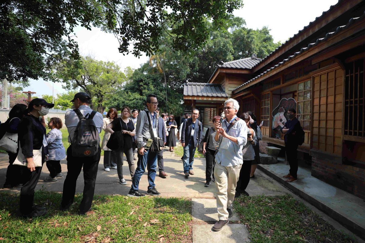 ▲國家漫畫博物館第一次籌設會勘諮詢今（12）日在台中刑務所展開，諮詢會議委員參訪刑務所官舍群。（圖／文化部提供）