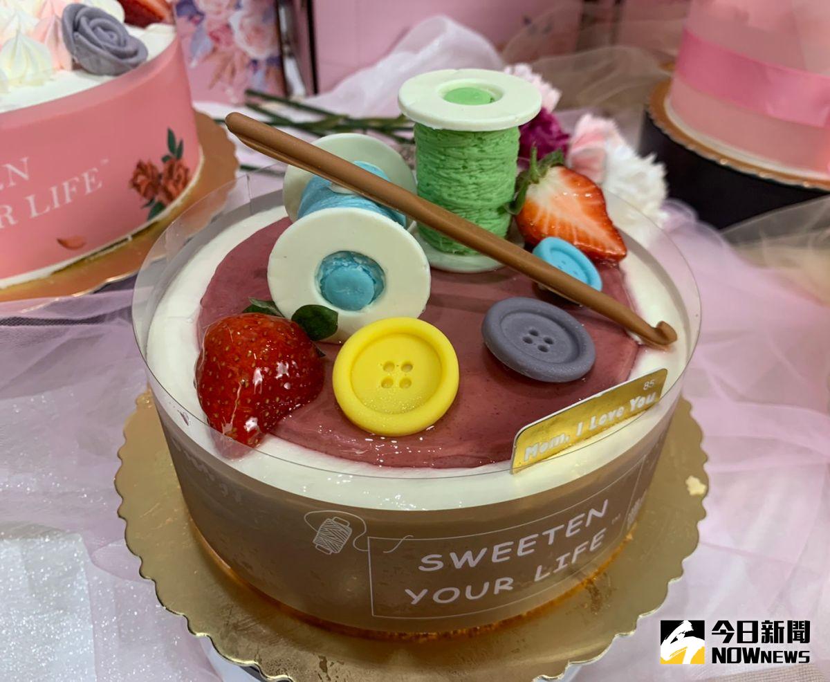▲85℃今年推出六款主題蛋糕，造型有繽紛典雅的花束蛋糕、媽媽典藏的馨愛珠寶盒、和象徵母親殷殷期盼的甜蜜手中線。（圖／記者金武鳳攝，2023.4.12)