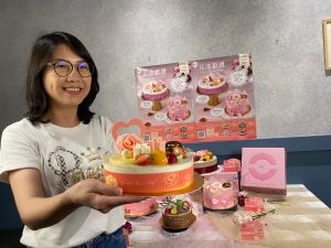 迎接母親節 創意造型蛋糕維妙維肖兼具美味顏值 ▲85℃今年推出六款主題蛋糕,提供消費者多種選擇外,另加碼抽獎,獎品豐富。(圖/記者金武鳳攝,2023.4.12)