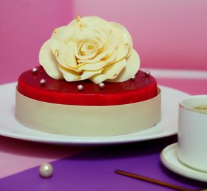 ▲台中林酒店即日起至5月10日，推出母親節限定款「貴妃荔枝覆盆子蛋糕」。（圖／林酒店提供）
