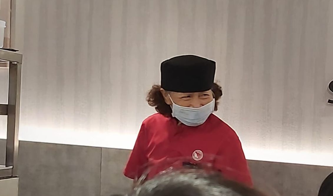 ▲有民眾在一間爭鮮看到阿嬤級員工，對方更親口透露已經90歲，讓事主相當訝異。（圖／《爆廢公社》）