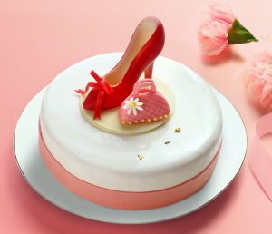 ▲台中福華飯店即日起至05月14日，推出「仕女時代」高跟鞋造型蛋糕，早鳥可享優惠價780元，（圖／福華飯店提供）