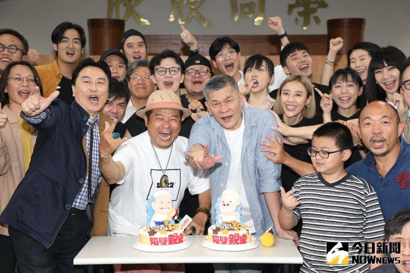▲前排左起藝術總監楊忠衡、許效舜、澎恰恰、方宥心出席《隔壁親家》彩排。(圖/記者陳明中攝)