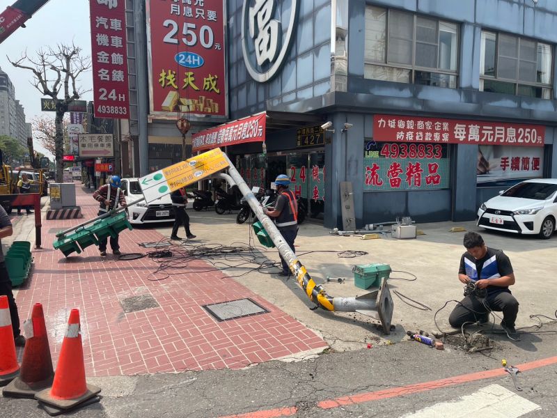 ▲拖車司機誤判後方挖土機吊臂高度，造成經過時勾到現場電線，向前行駛並拉扯造成電桿傾斜成45度斷裂，電線一團亂散落地面。（圖／記者李春台翻攝）