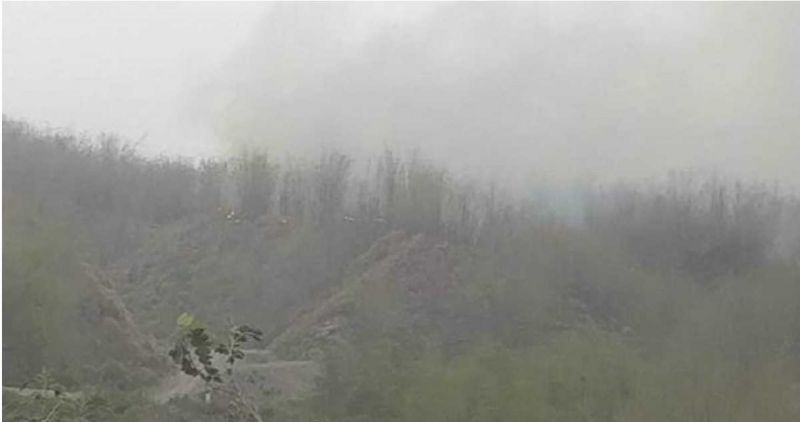 ▲高雄旗山區溝坪路一處雜草堆火警,已延燒數個小時仍未撲滅。(圖/翻攝畫面)