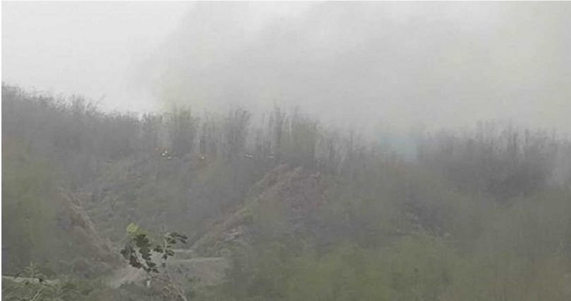▲高雄旗山溝坪路，鄰近陸軍八軍團旗山彈藥分庫田單營區的雜草12日起發生火警，至今已延燒3天3夜，消防局統計出動46車103人、軍方60人、林務局62人，空勤持續投水滅火中。（圖／翻攝畫面）