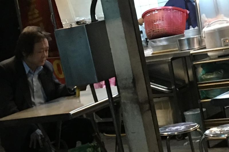 ▲原PO在小吃攤偶遇民進黨台北市議員王世堅。（圖／臉書社團《路上觀察學院》） 