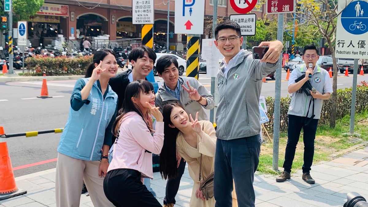 ▲太陽花世代的黃守達，今找雞排妹和318學運伙伴們為他造勢掃街。（圖／記者顏幸如攝，2023.04.13）