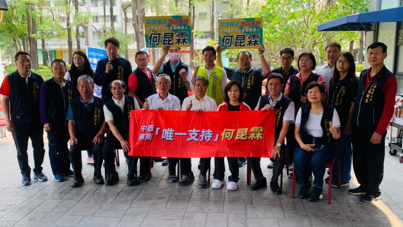 ▲何昆霖昨邀請選區內24位里長為他站台，但里長們大部份來自藍營。（圖／記者顏幸如攝，2023.04.13）