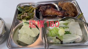 台東大學自助餐「1肉4菜180」！雞腿滴血學生氣炸　業者曝計價法
