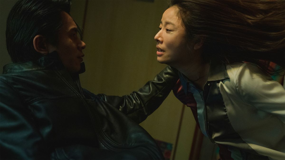 ▲姚淳耀（左）在《模仿犯》扯林心如頭喊「很享受」。（圖／Netflix）