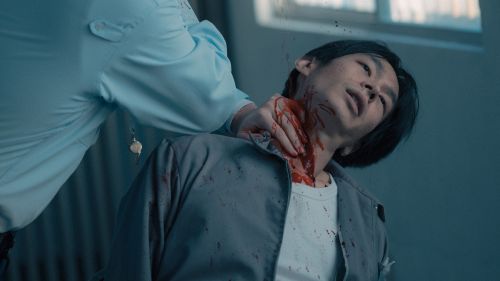 ▲黃河在《模仿犯》的刺頸戲灑滿血漿。(圖/Netflix) ▲黃河在《模仿犯》的刺頸戲灑滿血漿。(圖/Netflix)