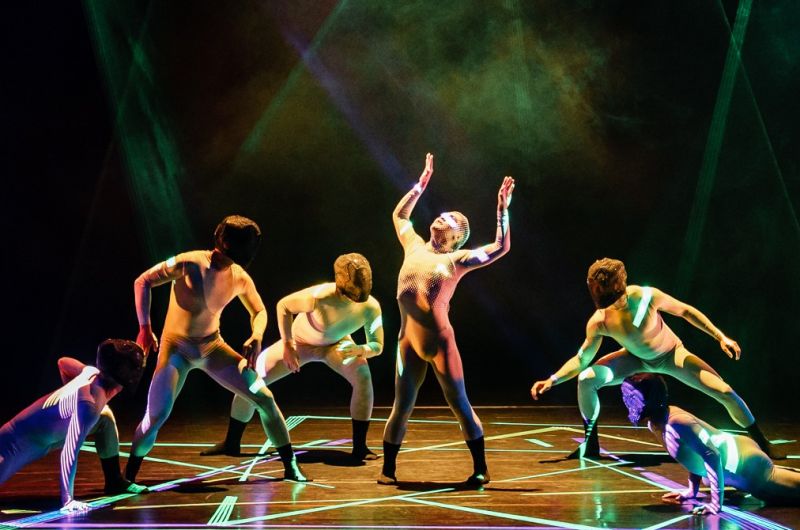 ▲布拉瑞揚舞團《我．我們》第一部曲重返TIFA台灣國際藝術節，明起於國家戲劇院，打造前所未有的舞蹈電幻派對。（圖／台中國家歌劇院提供）