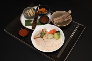 ▲商務艙餐點提供新加坡美食套餐，包括海南雞、肉骨茶及雞肉沙嗲。（圖／星宇提供）