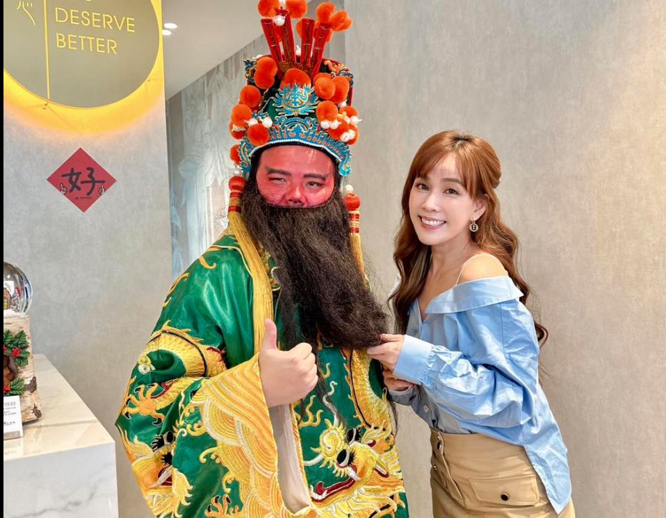 ▲深受玫瑰斑困擾的主播劉涵竹，日前應邀拍攝國際玫瑰斑月的宣導影片。(圖／翻攝劉涵竹FB)