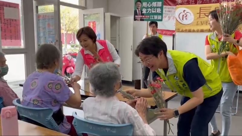 ▲民進黨立委台中市第六選區參選人江肇國關懷銀髮族，發送康乃馨給長者祝福(圖／江肇國提供2023.4.13)