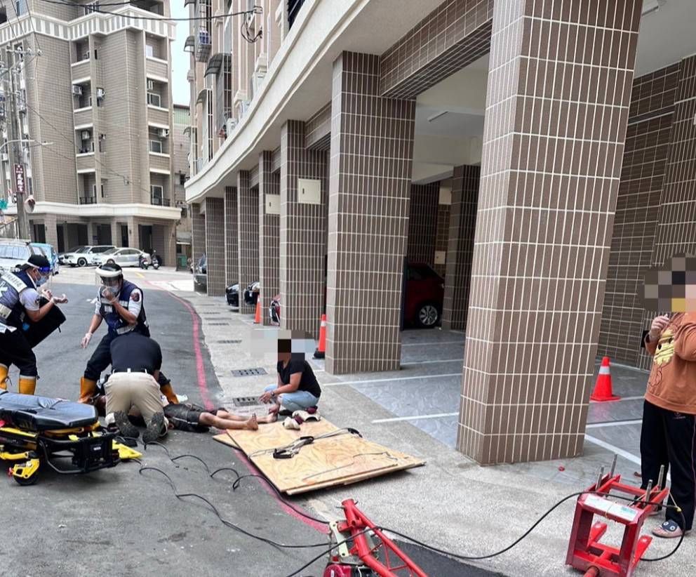 ▲高雄市小港區松崗路今天上午驚傳工安意外，1名板模工人施工時，不慎與板模一起墜樓，送醫不治，市府相關勞檢單位正查明確實事故原因。（圖／記者郭凱杰翻攝）