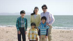 ▲《指尖上綻放的愛》福島一家人去海邊旅行，與全盲的小兒子體驗生活。（圖／威視）