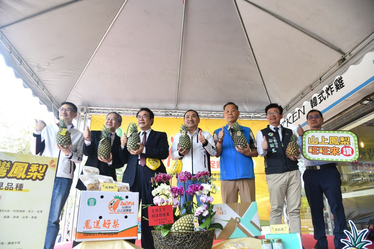 ▲侯友宜、黃偉哲同台推廣台南鳳梨及農產品。（圖 ／新北市府提供）