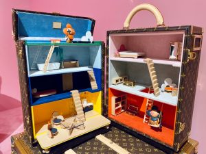 ▲Malle Maison Vivienne玩具屋收藏硬箱2,100,000元。（圖／記者蕭涵云攝）