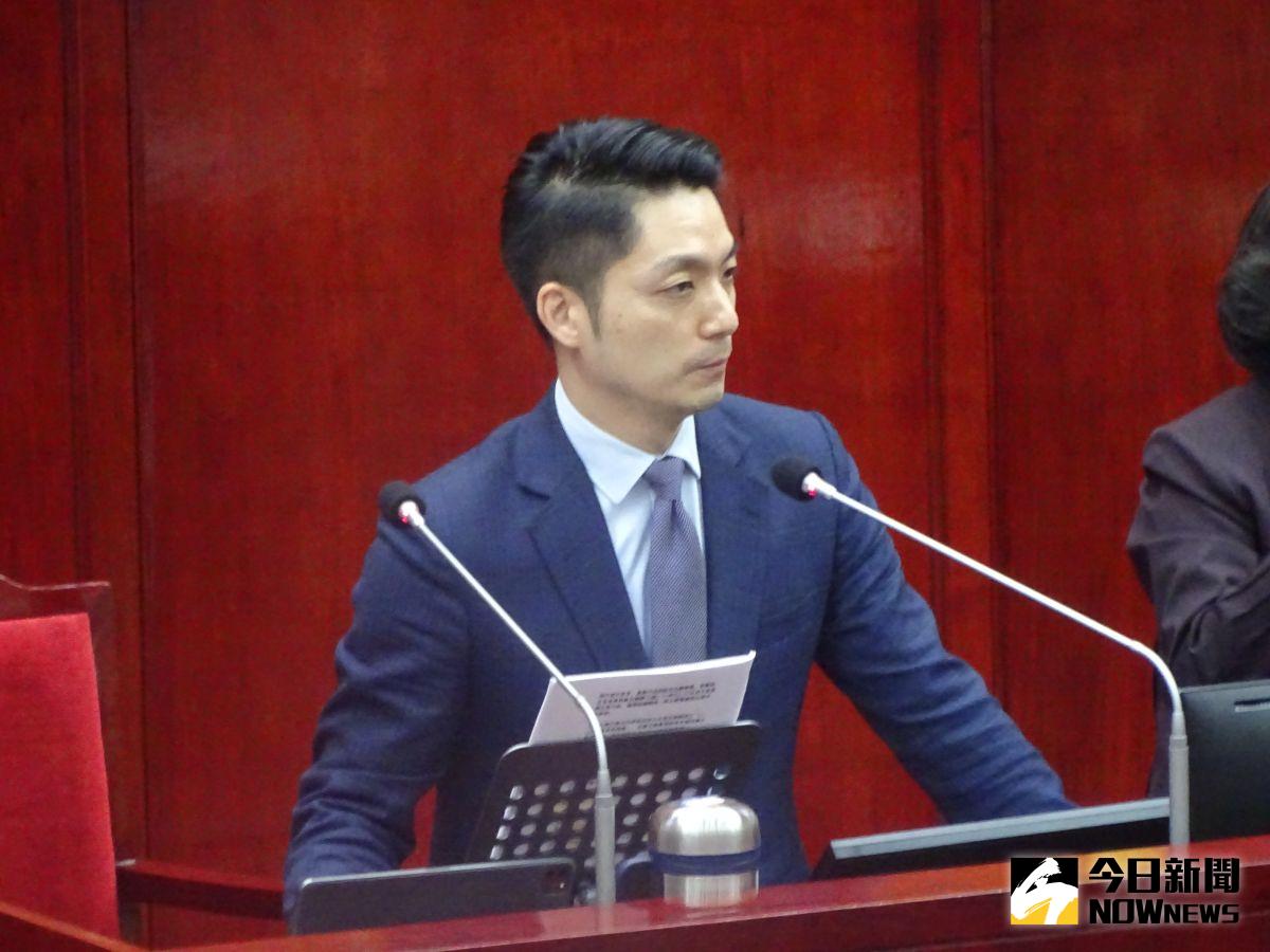 ▲台北市長蔣萬安首度施政報告準備學生用書架抄筆記。（圖／記者呂炯昌攝，2023.04.13）