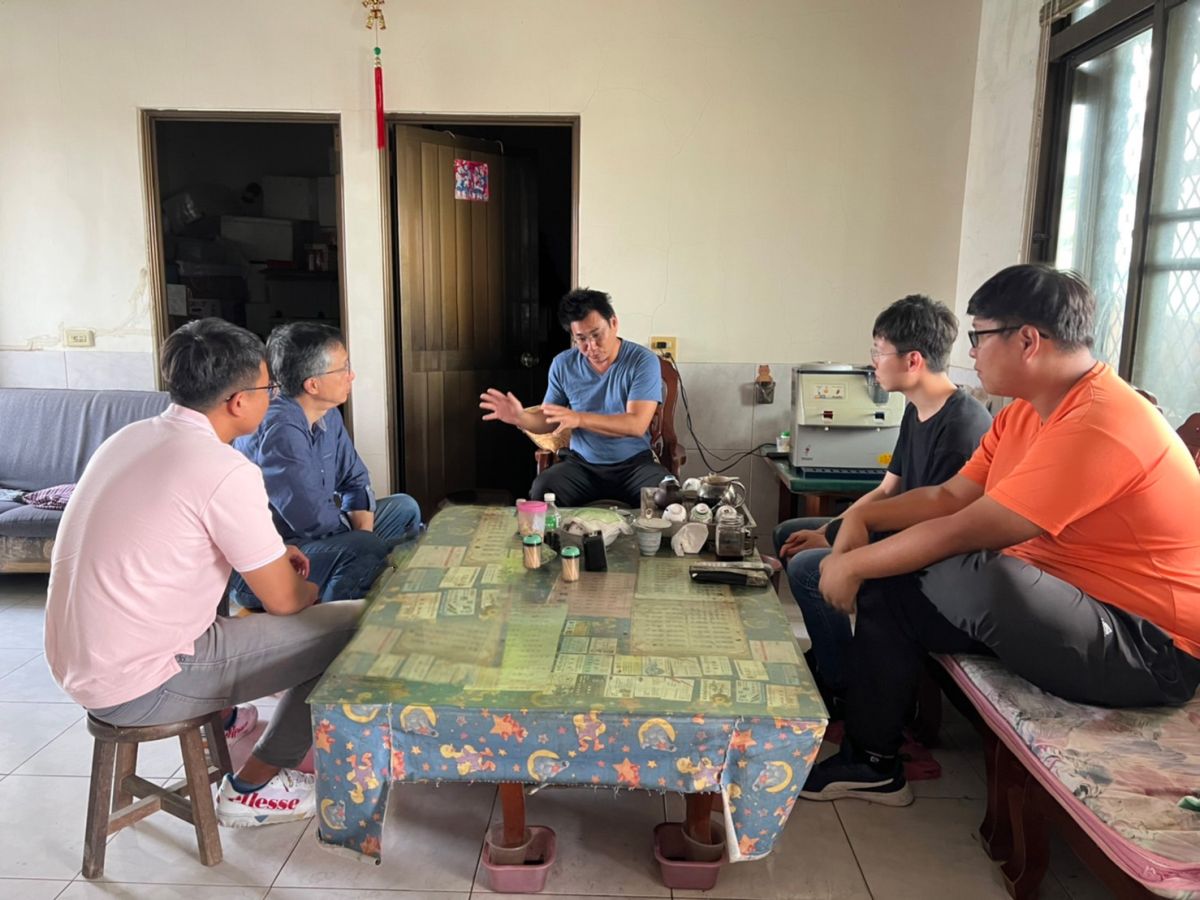 ▲為釐清台南漁電共生文蛤暴斃原因，雲豹能源率團隊親赴現場並向蔡姓漁民致上關心與慰問。（圖/品牌提供）