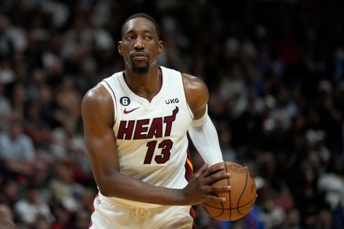 ▲Adebayo家族成員有著傲人的身高基因，高一時Bam Adebayo已經長到203公分，為了鼓舞兒子打好籃球，母親決定舉家搬到東卡羅萊納，讓Adebayo能進入好的高中讀書打球。（圖／美聯社／達志影像）