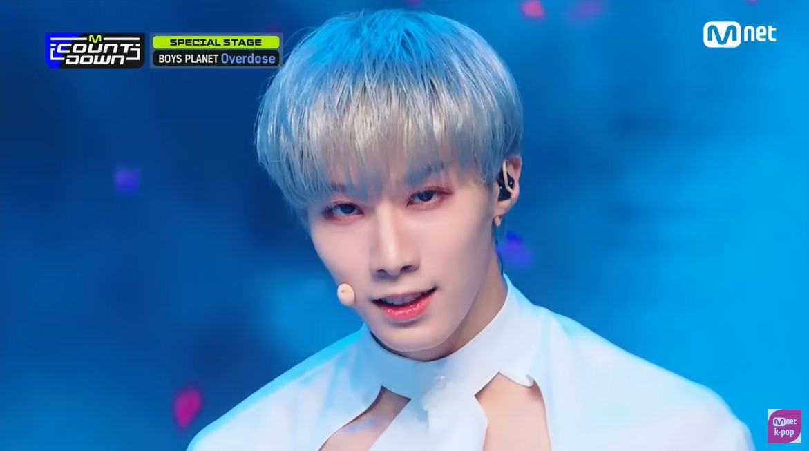 ▲陳冠叡在《BOYS PLANET》賽事獲得第一名，首度登上音樂節目《M COUNTDOWN》表演新歌〈Over me〉，表現驚豔全場。（圖／翻攝自Mnet K-POP YouTube）