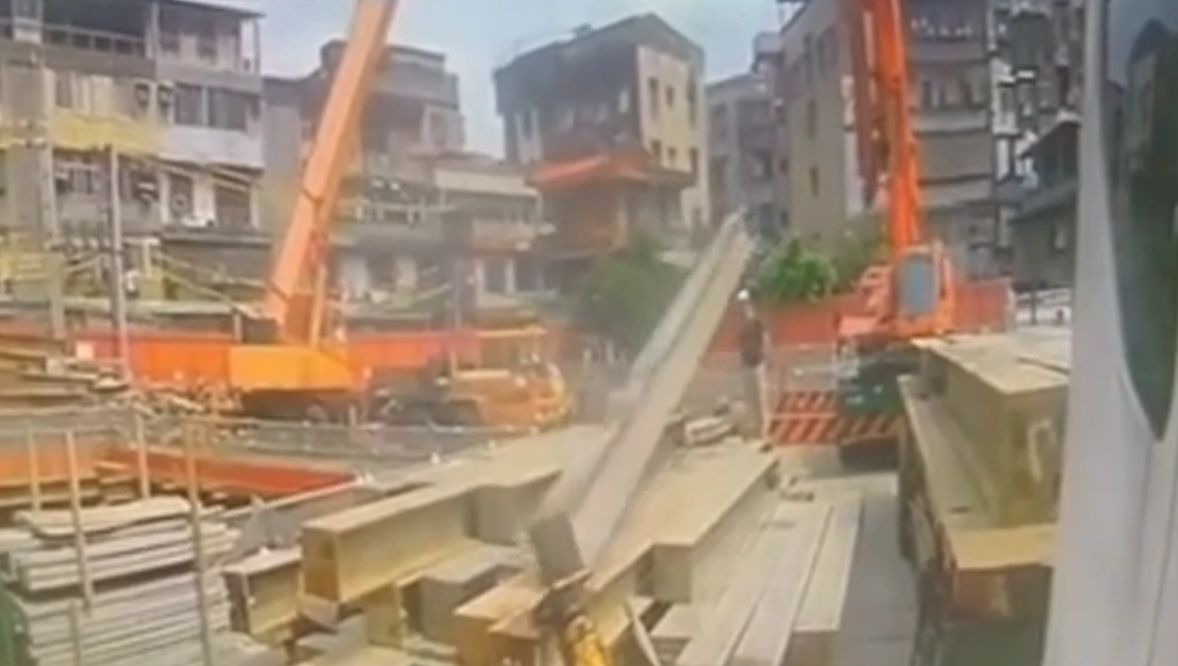 ▲鋼索意外斷裂，導致H型鋼筋不偏不倚擊中蘇男。（圖／翻攝社會事影音新聞）