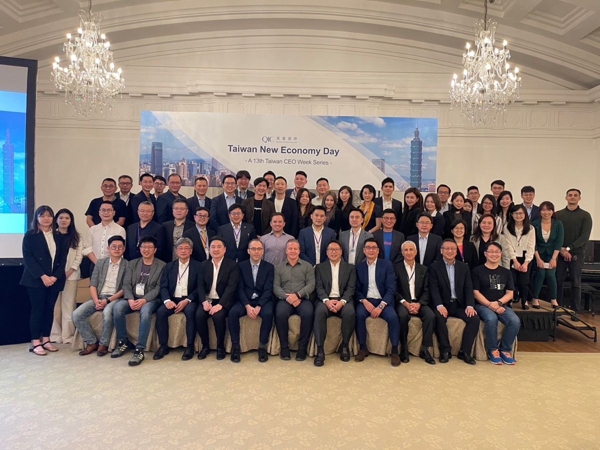 ▲雲豹能源受邀赴新加坡參加寬量國際主辦之第13屆「Taiwan CEO Week」 之「 Taiwan New Economy Day」晚宴。寬量國際創辦人暨執行長李鴻基、策略長谷月涵(第一排中)，以及雲豹能源副總經理譚宇軒、發言人張建偉(第二排中)。(圖/品牌提供)