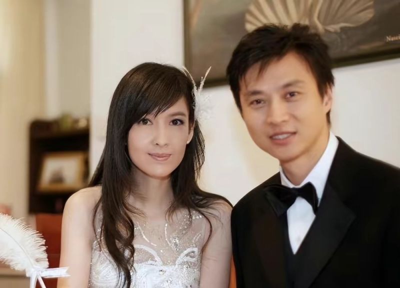 ▲周慧敏（左）2009年和倪震結婚，婚後過著兩人世界甜蜜生活。（圖／翻攝自微博）