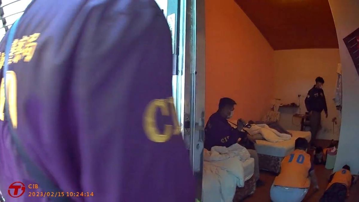 ▲刑事局南部打擊犯罪中心破獲以許姓男子為首的詐騙集團，包下恆春民宿當機房，警方今年2月攻堅民宿，共查獲犯嫌20人計有19人被地院裁准羈押並於日前起訴。(圖／記者郭凱杰翻攝)