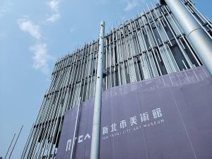 美術館 ▲全新美術館坐落在鶯歌區鶯歌溪與大漢溪匯流的三鶯新生地,是新北市政府以文化推動地方發展與城市再造的重要建設,特別找來了建築大師姚仁喜親手設計。(圖/NOWnews攝)