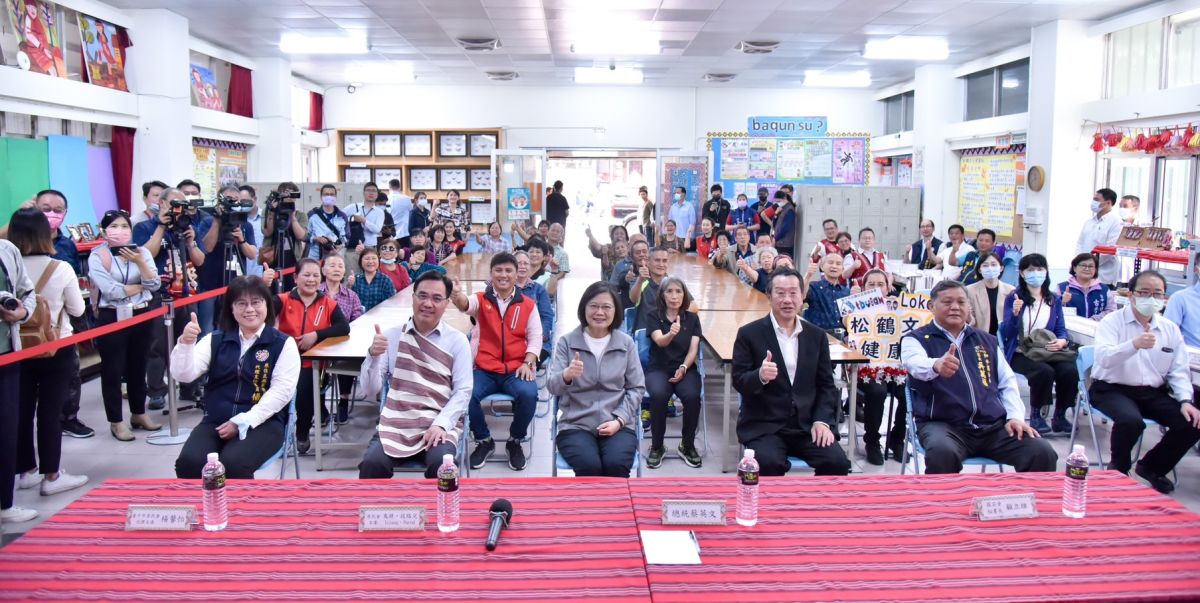 ▲總統參訪臺中原鄉松鶴部落文健站，聽取營運狀況，並與長者共進午餐及合影。（圖／原民會提供）