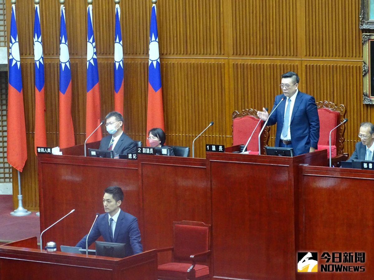 ▲台北市副議長葉林傳（後）傳出辦公室再遭搜索。（圖／記者呂炯昌攝）