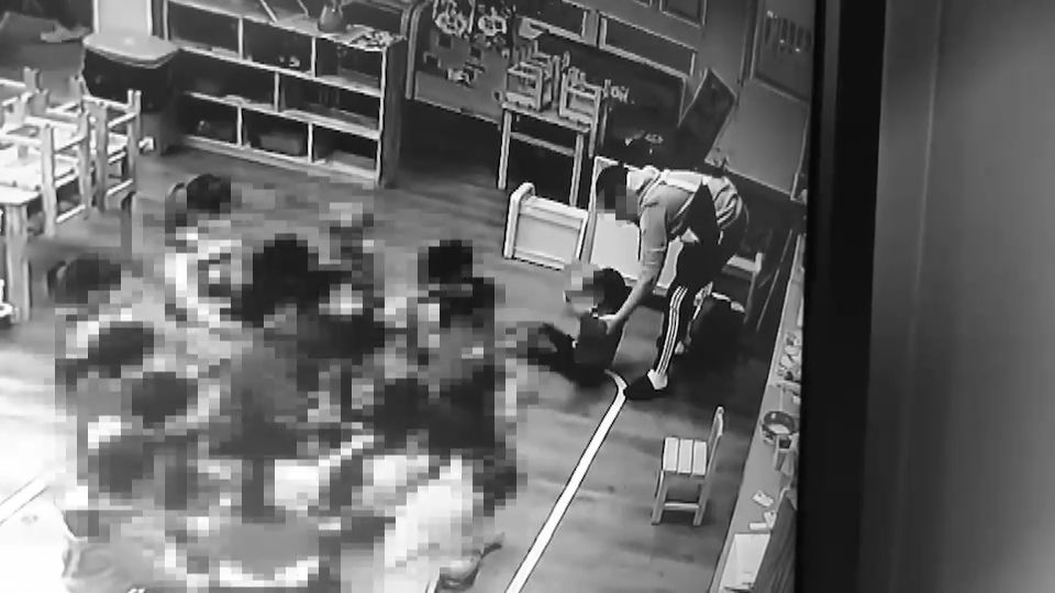 ▲桃園市一間非營利幼兒園的教保員在2歲幼兒尿褲子後，將孩童抓起重摔並當人肉拖把，造成幼兒身心重創。（圖／黃瓊慧提供）