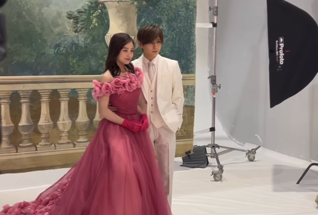 ▲《獻給國王的無名指》中，「千年一遇美少女」橋本環奈（左）閃嫁山田涼介。（圖／獻給國王的無名指IG）