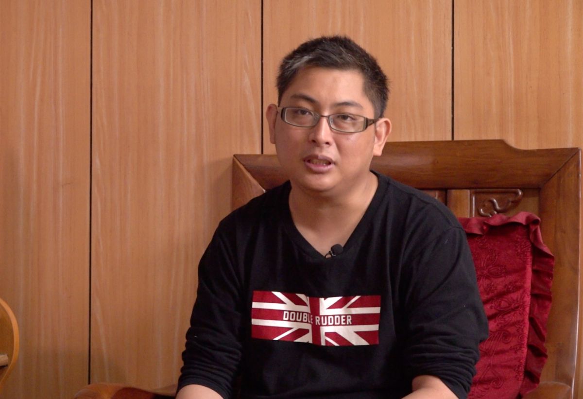 ▲人道平飼雞蛋青農陳冠廷。（圖／康仲誠攝）