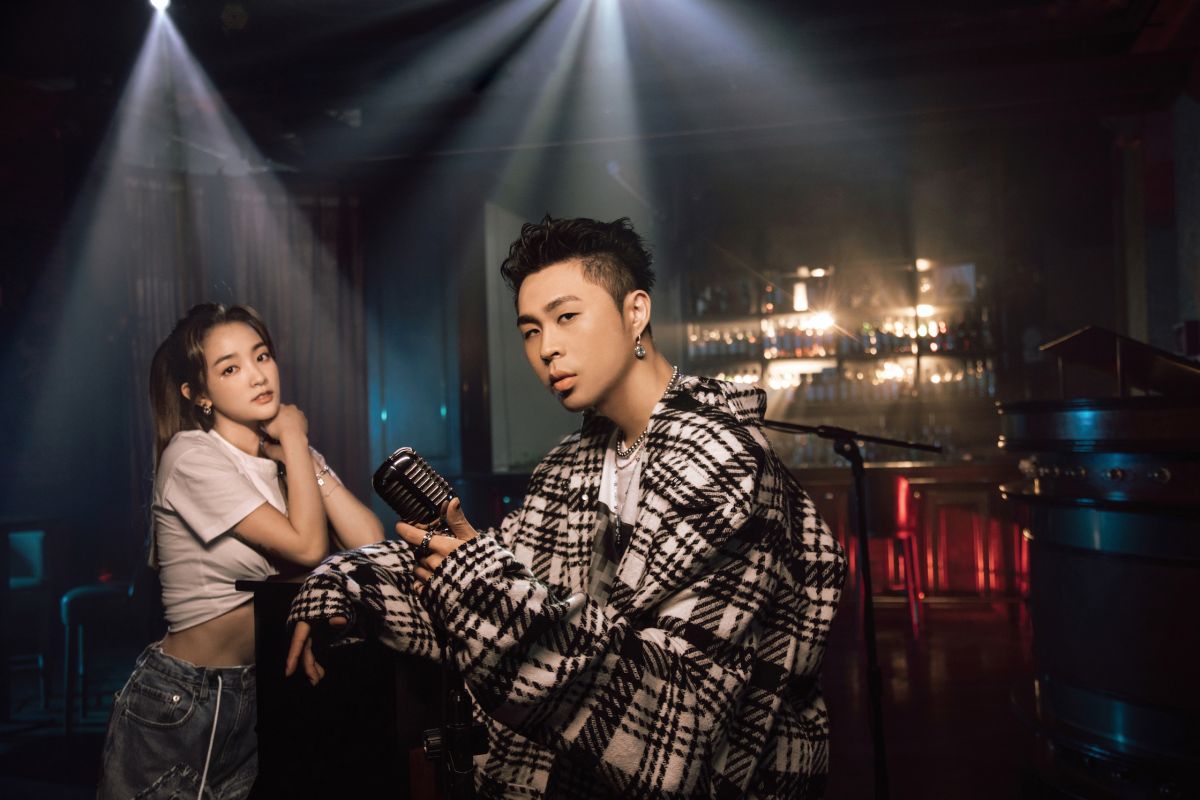 ▲王淨（左）與同理合唱歌曲〈Beautiful Night〉，還辣曬螞蟻腰參與演出MV。（圖／索尼音樂提供）