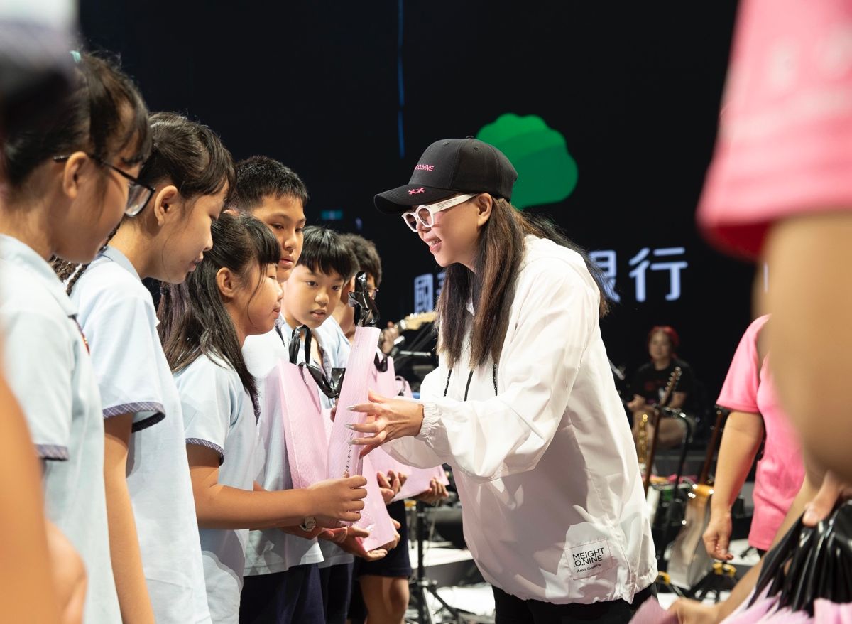 ▲國泰世華銀行今（14）日更邀請屏東車城國小所組成的「落山風兮囝仔」演唱團隊學童們，北上高雄巨蛋，前往國泰世華CUBE「aMEI ASMR世界巡迴演唱會」彩排場。（圖/品牌提供）