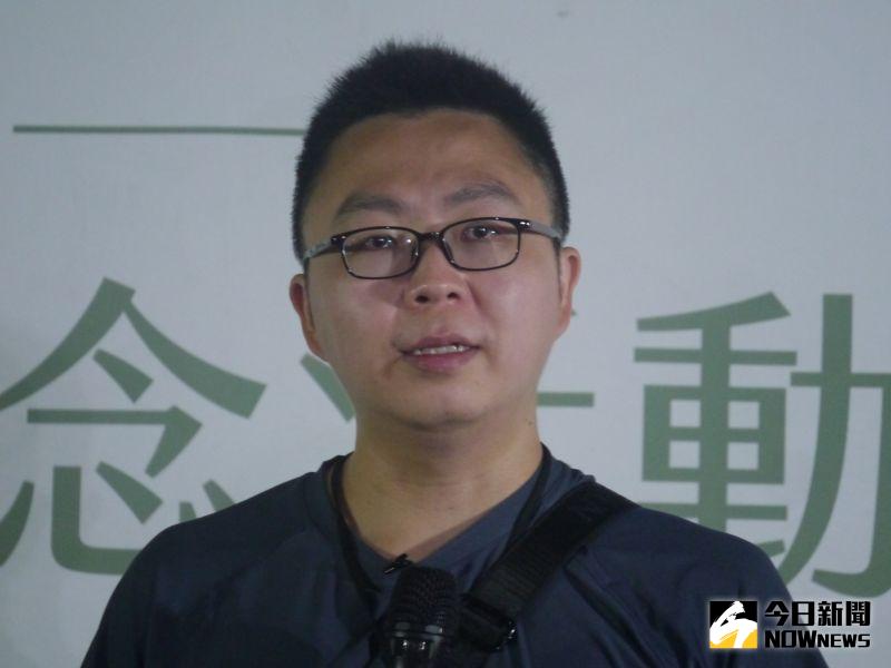 ▲染疫男童恩恩離世週年燭光追思會,恩恩爸談到事發經過語氣哽咽。(圖 /記者吳嘉億攝,2023.04.14)