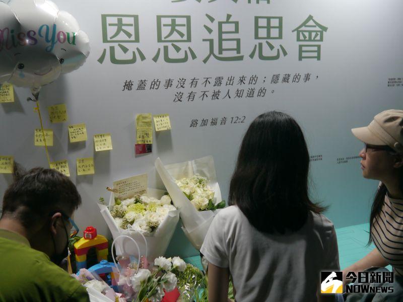 ▲染疫男童恩恩離世週年追思會,民眾在便條紙上寫下加油與祝福,貼在追思牆上。(圖 /記者吳嘉億攝,2023.04.14)