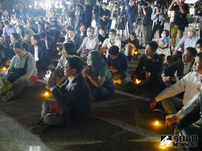 ▲染疫男童恩恩離世週年追思會,民眾在會場席地而坐並點起燭火。(圖 /記者吳嘉億攝,2023.04.14)