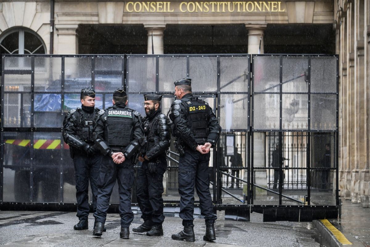 ▲法國憲法法院批准總統馬克宏（Emmanuel Macron）具爭議性年金改革的主要項目，但拒絕這項立法的某些部分。反對派誓言持續抗爭。（圖／美聯社／達志影像）