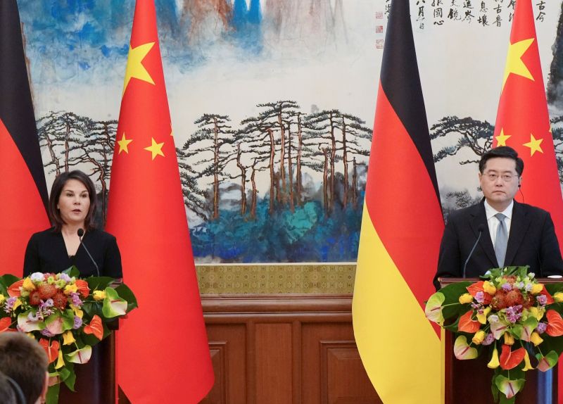 ▲德國外交部長貝爾伯克與中國外交部長秦剛，14日舉行「中德外交與安全戰略對話」會議。（圖／美聯社／達志影像）