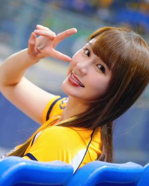 ▲短今發行過2本個人寫真集,曾與同期的峮峮被票選為PS女孩新人王。(圖/翻攝自短今臉書) ▲短今發行過2本個人寫真集,曾與同期的峮峮被票選為PS女孩新人王。(圖/翻攝自短今臉書)