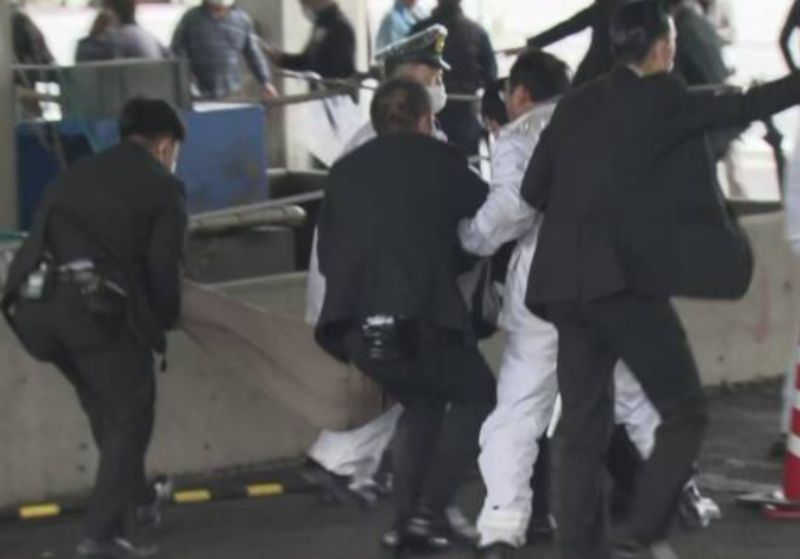 ▲日本首相岸田文雄演講現場15日上午驚傳爆炸。（圖／翻攝自NHK）